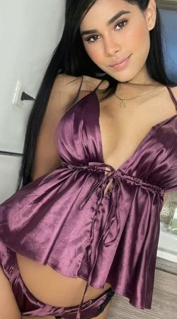 Cristina Atractiva la Compañera Perfecta para Tus Deseos