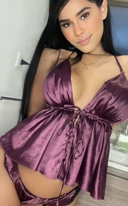 Cristina Atractiva la Compañera Perfecta para Tus Deseos