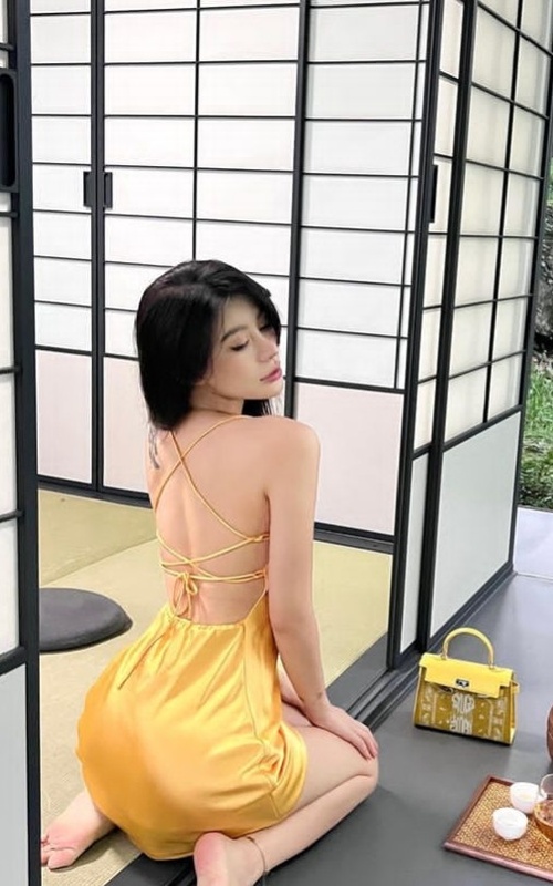 Claro, aquí tienes un título emocional que cumple con tus requisitos: "Descubre la Pasión y el Encanto de Clara Encierro 2 Mis Fotos